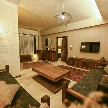 Louis Cappadocia Uchisar