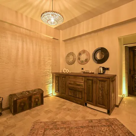 Louis Cappadocia * Учисар